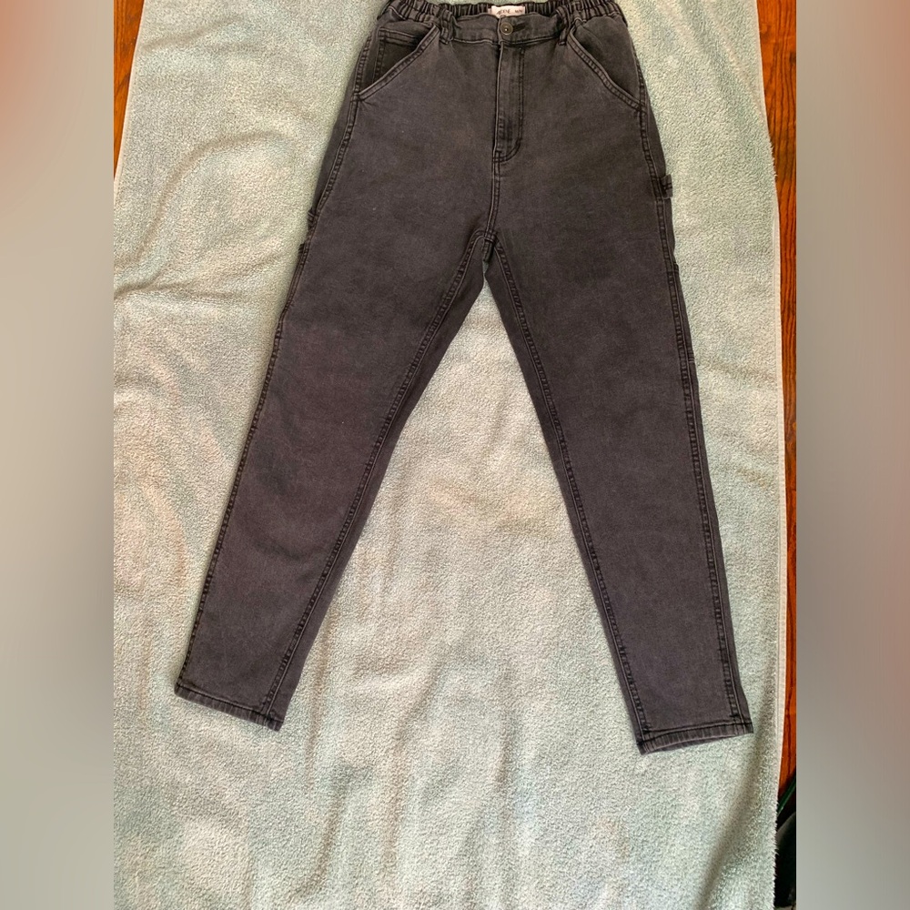 Ardene Carpenter Mom Jeans.
Multiple Pockets
*Used